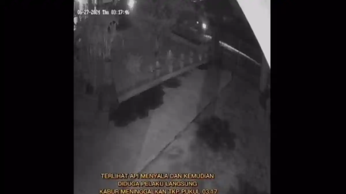 Beredar Rekaman CCTV Eksekutor Pembakar Rumah Sempurna Pasaribu Boncengan Naik Sepeda Motor