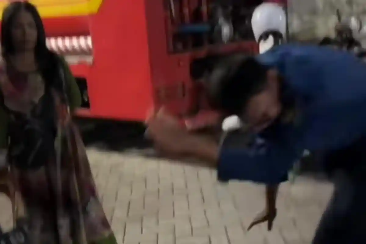 Detik Detik Petugas Damkar Gresik Beraksi Pura Pura Kesurupan Demi Hadapi ODGJ