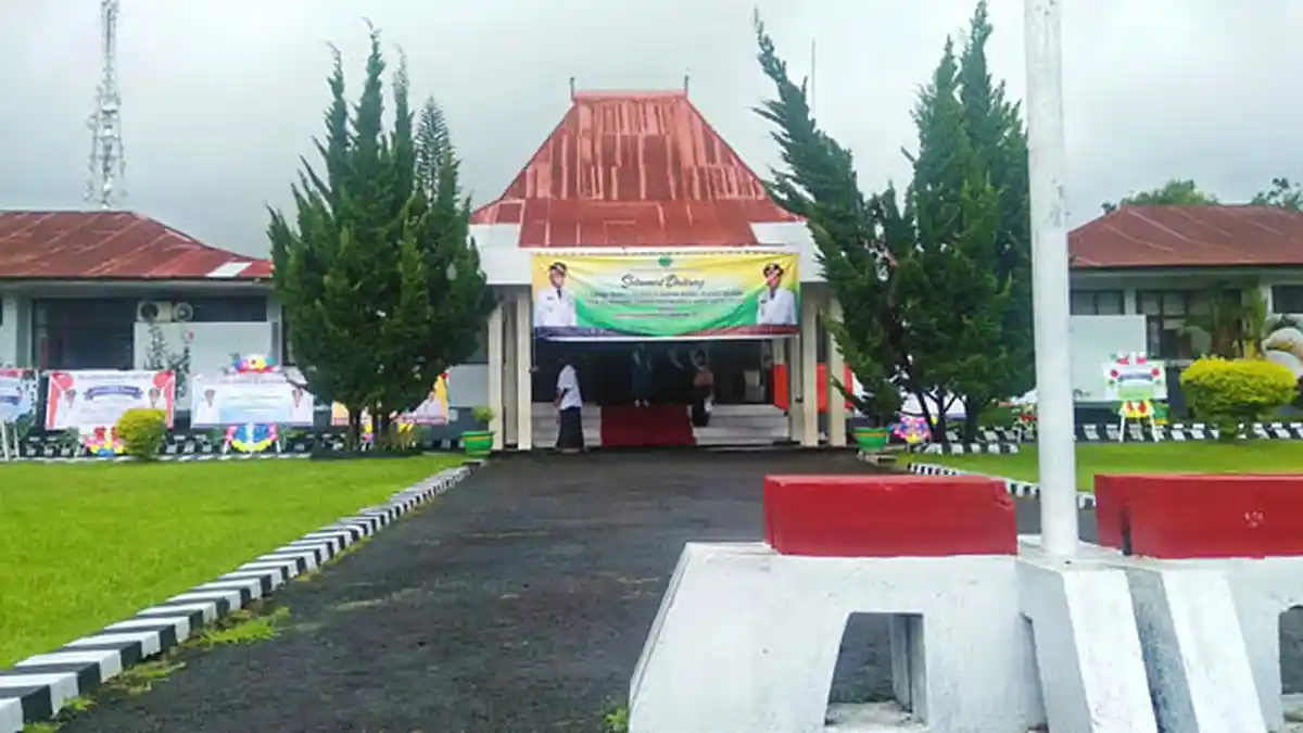 Karangan Bunga Ucapan Proficiat dan Selamat Kepada AP-RB Hiasi Kantor Bupati Ngada