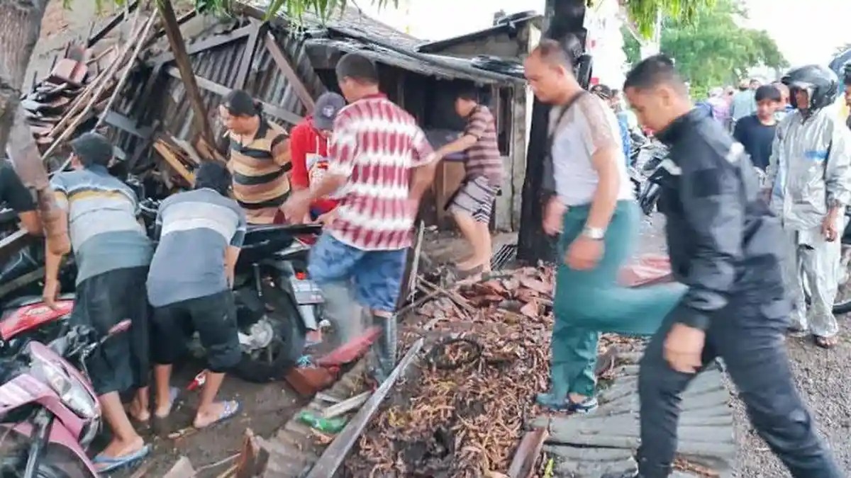 6 Motor di Pangkalan Ojek Tertimpa Bangunan usai Gresik Dilanda Hujan Deras Disertai Angin Kencang