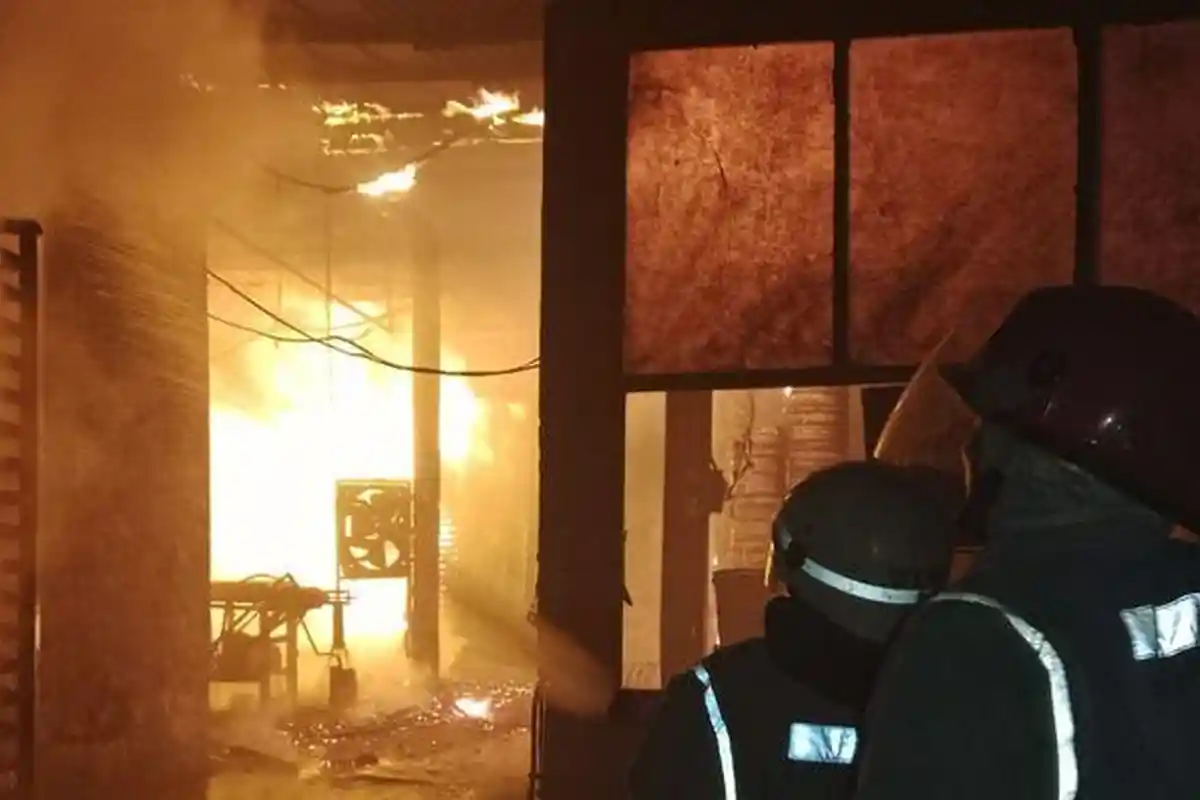 Kebakaran di Cirebon Tadi Malam, Petugas Pingsan Saat Padamkan Api di Tempat Usaha Briket Arang