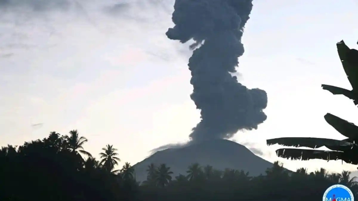Update : Gunung Ibu Halmahera Barat Lima Kali Erupsi Pagi Ini, Kolom Abu Setinggi 3.000 Meter