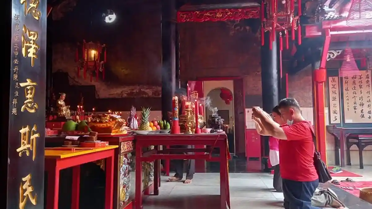 Hendry Berserta Anak Cucu Sembahyang Sambut Kepulangan Dewa Dapur: Supaya Dapur Ngebul Terus