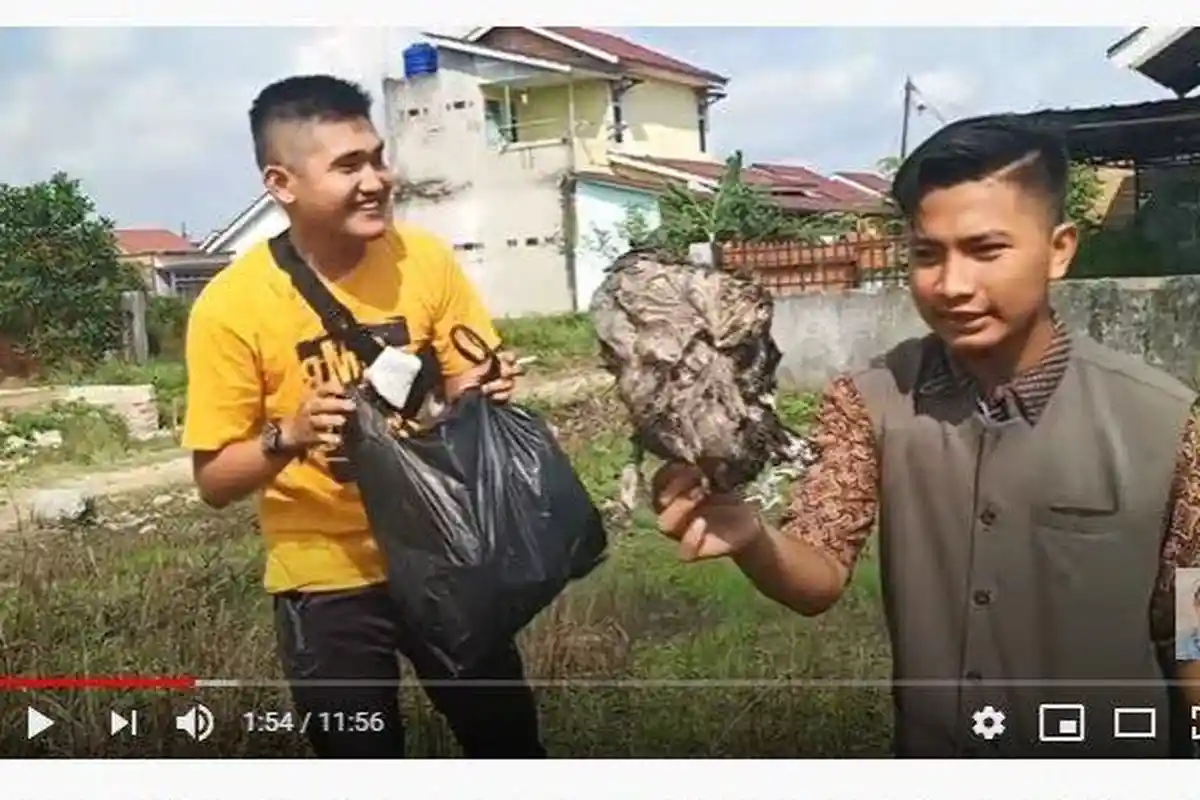 Reaksi Ibu-ibu yang Menerima Daging Kurban Sampah dari Youtuber Edo Putra: Maaf Bu, Cuma Prank