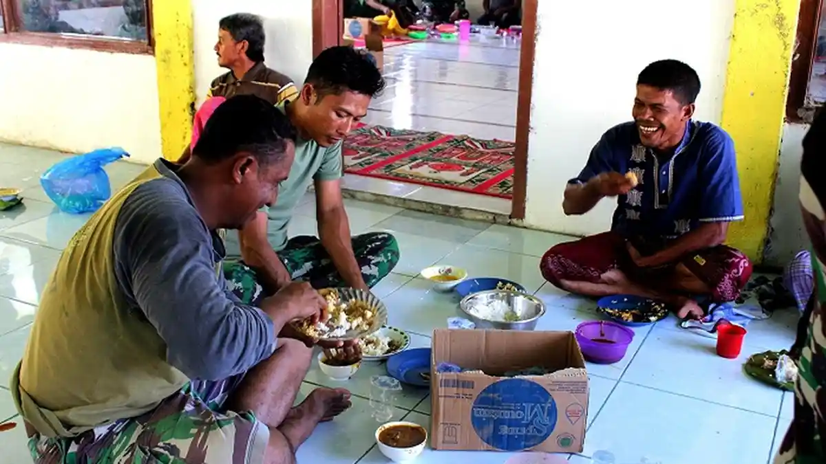 Anggota Satgas TMMD Reguler ke-110 Berbaur dan Makan Bersama Warga