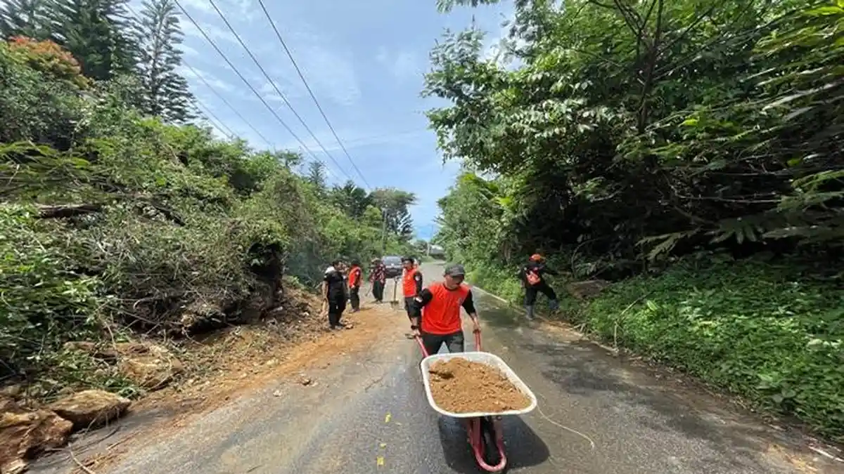 Longsor di Jalan Samping Kediaman Komjen Purn Susno Duadji di Pagar Alam