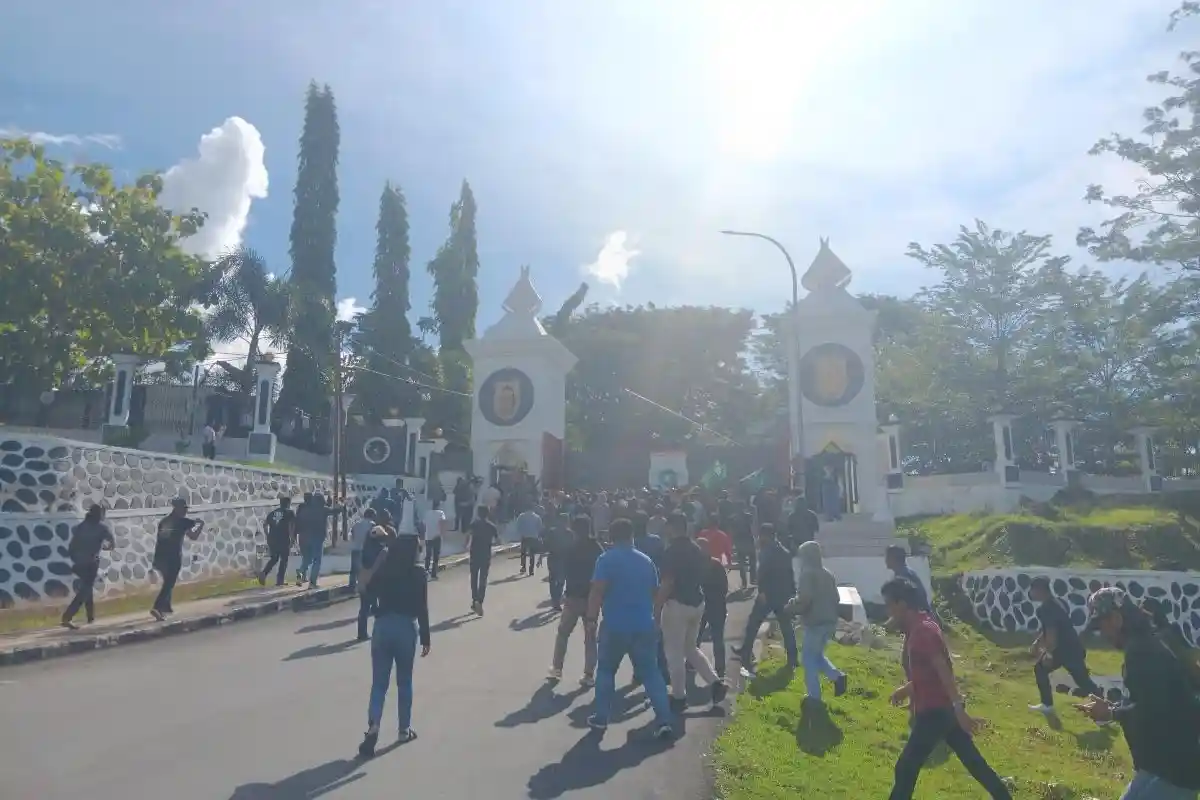 BREAKING NEWS: Kader dan Alumni HMI Manakarra Kepung Kantor Gubernur Sulbar Buntut Bendera Dinjak