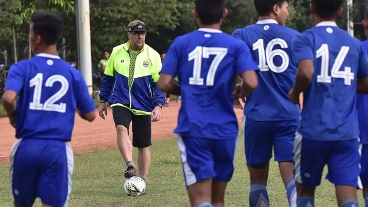 2 Nama Pemain Persib Bandung Menghilang dari Daftar, Ini Kata Robert Rene Alberts