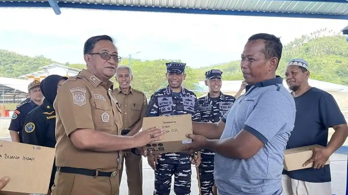54 Nelayan Donggala Terima Alat Pemantau Kapal VMS dari DKP Sulteng
