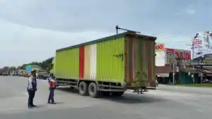 petugas-dishub-pekanbaru-truk-odol.jpg