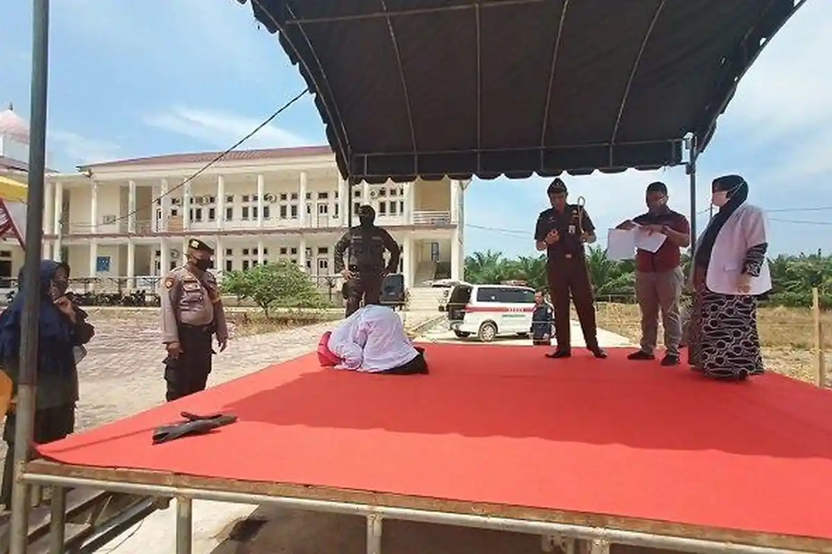 Terbukti Berzina dengan Dua Pria, Ibu Rumah Tangga di Aceh Dicambuk 200 Kali, Masih Kuat Berdiri