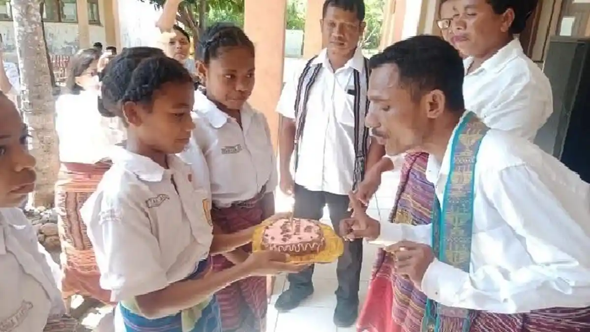 Meriahkan Upacara Hari Guru Nasional ke-80, SMP Negeri As Manulea Kompak Berbusana Adat
