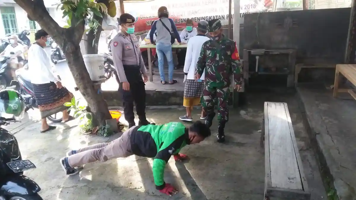 Terus Ingatkan Prokes, Personil Polres Badung Bali Turun Langsung Sasar Tempat Keramaian