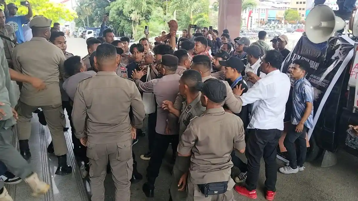 Tak Ditemui Abdullah Vanath, Ricuh Warnai Aksi Demonstrasi GMKI Ambon di Kantor Gubernur Maluku