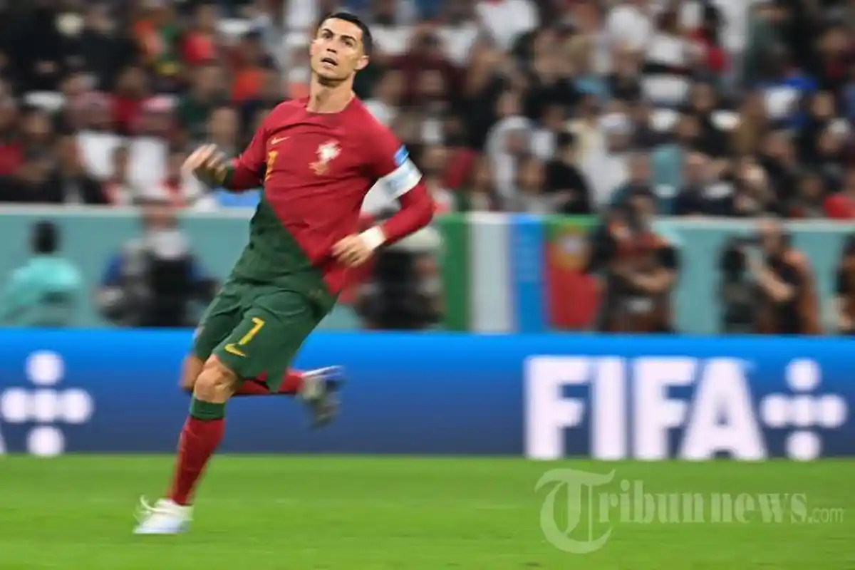 Mesut Ozil Gerah Dengan Pemberitaan yang Memojokan Ronaldo, Kini Beri Pembelaan