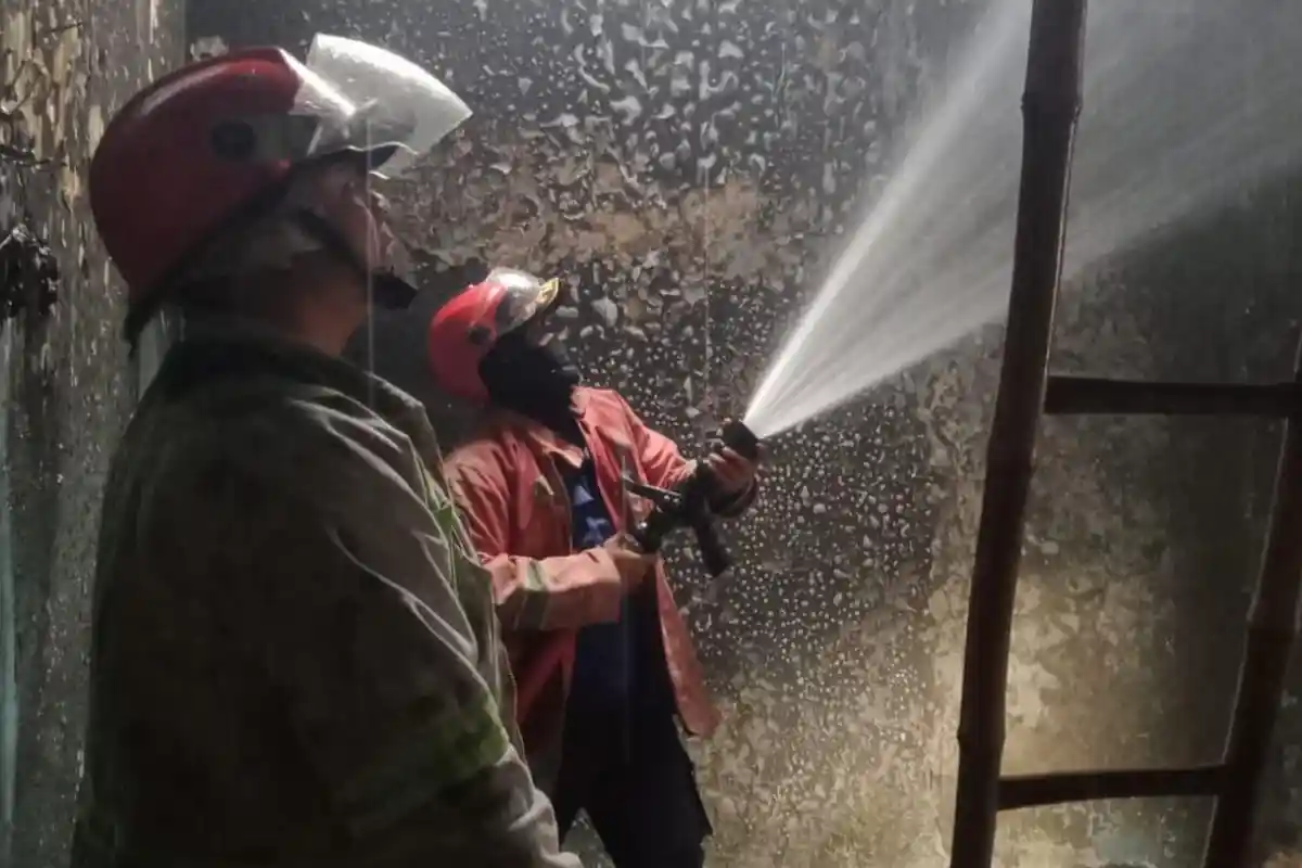 Korsleting Listrik Picu Kebakaran di Ciperna Cirebon, Api 'Mengamuk' dari Plafon dan Merambat Cepat