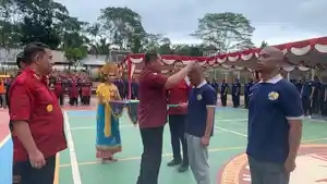 Kadivpas-Bali-Putu-Mardiana-menyematkan-tanda-peserta-rehabilitasi-sosial.jpg