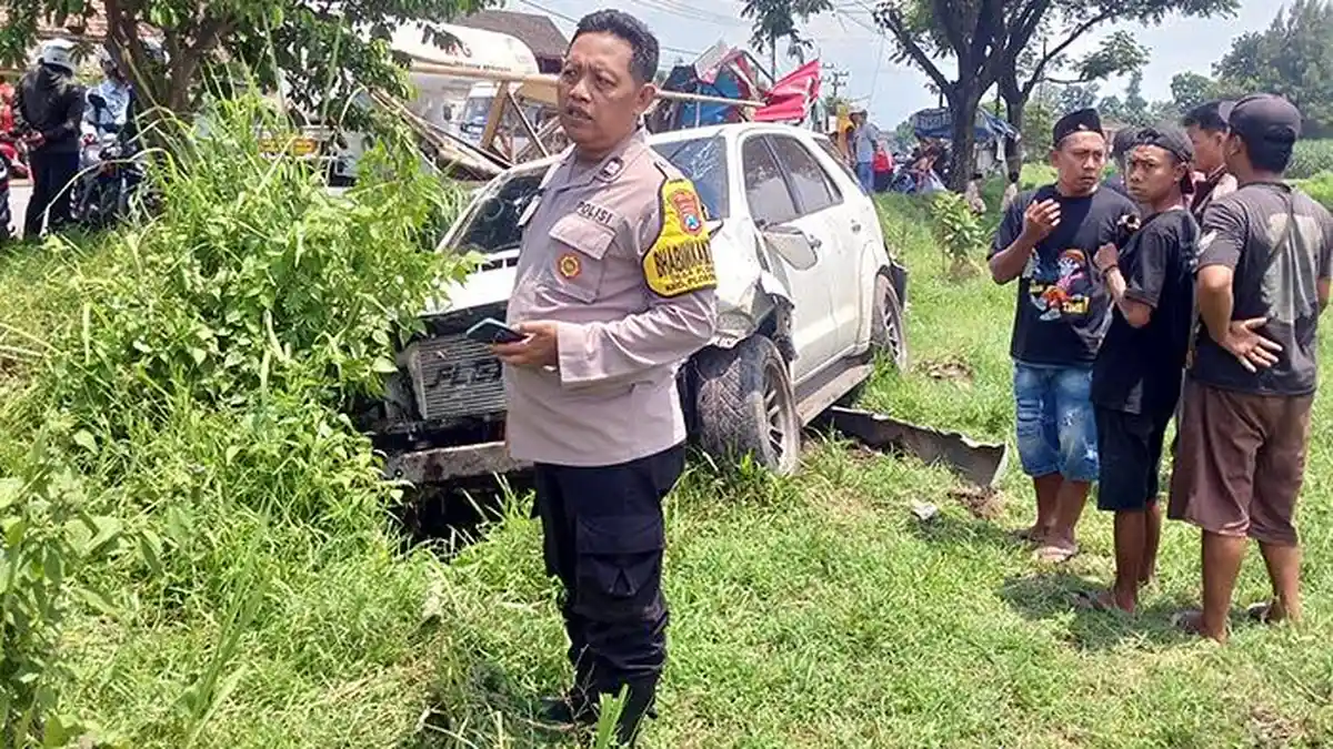 Fortuner Dikemudikan Remaja 16 Tahun Tabrak Gerobak dan Warung di Kediri, Satu Korban Luka Serius