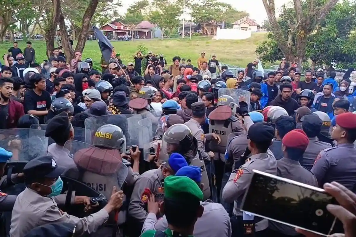 Demo Ricuh di DPRD Sinjai, 2 Demonstran Ditangkap Polisi
