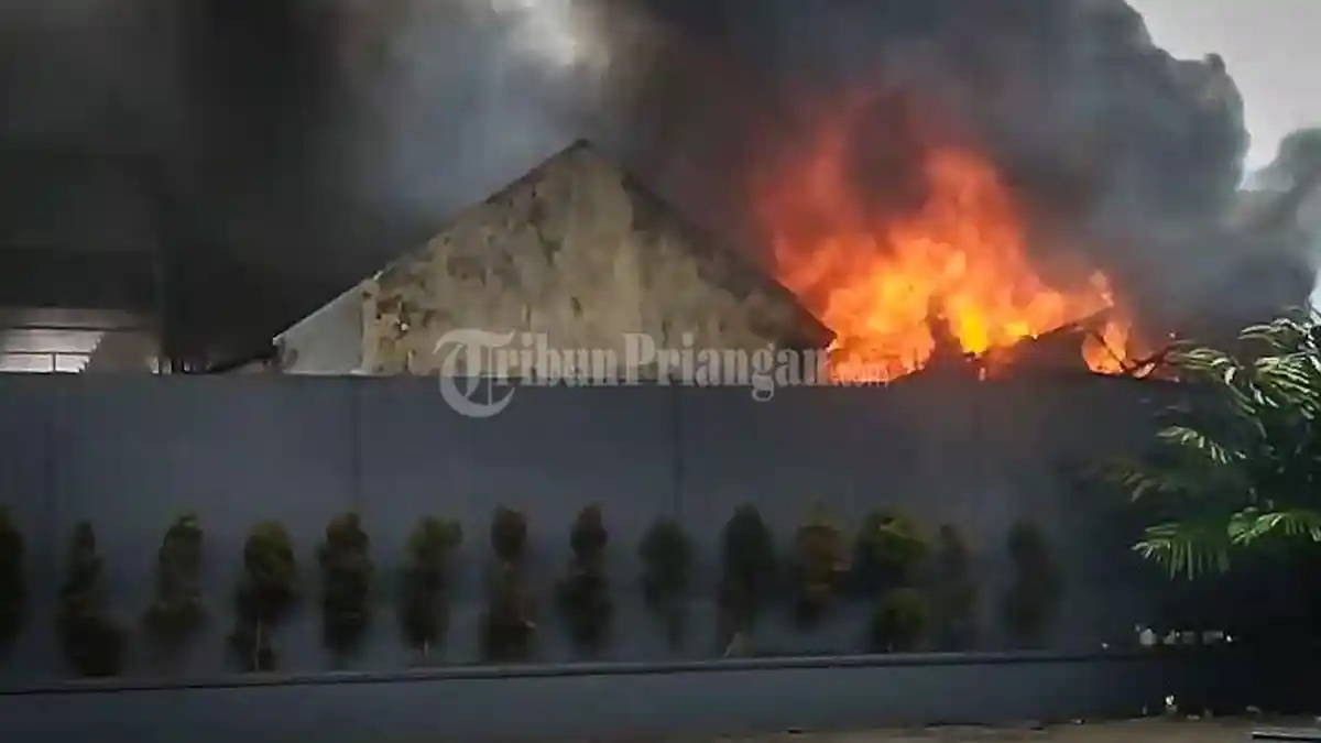 Kebakaran Lahap Gudang Barang dan Rumah Dinas Pesantren Idrisiyyah Tasikmalaya