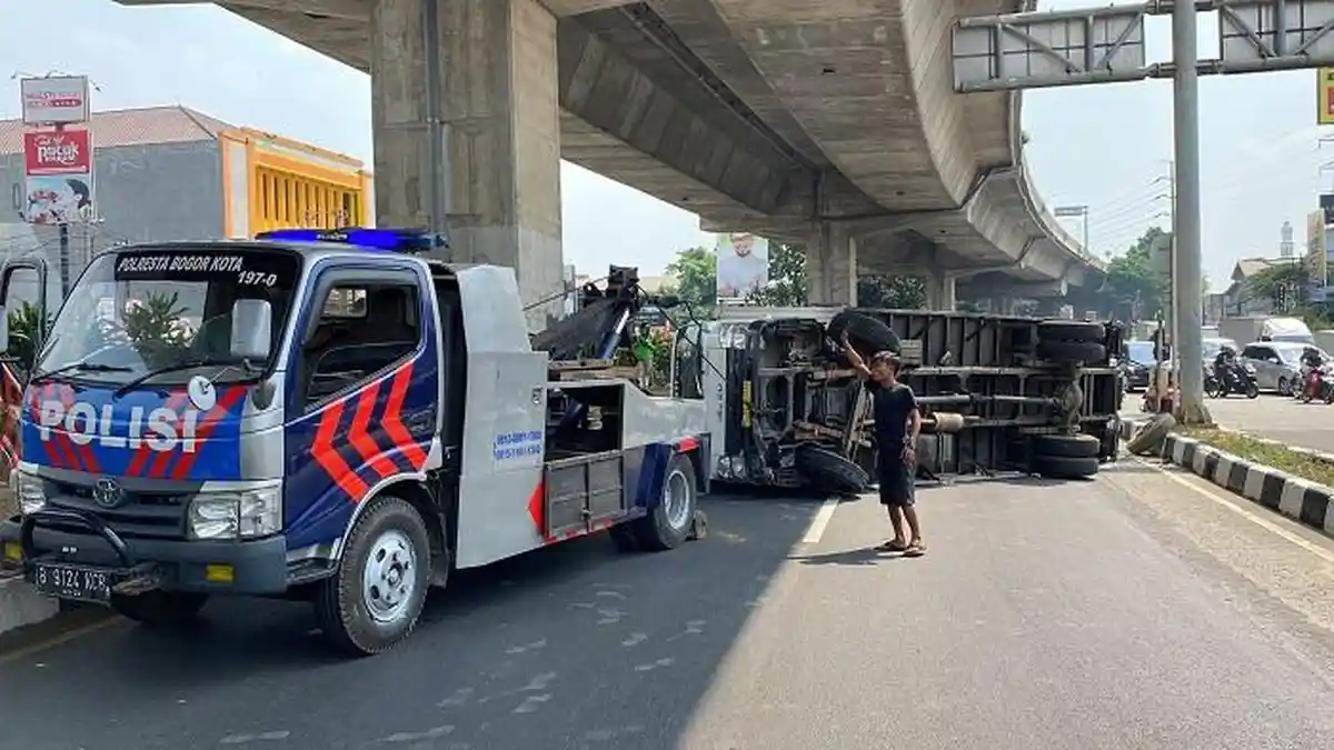 Truk Ekspedisi Graha Trans Terguling di Jalan KH Sholeh Iskandar Bogor, Lalu Lintas Sempat Macet
