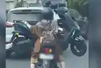 Viral Aksi Emak-emak Angkut Motor Listrik Pakai Motor di Makassar, Polisi Turun Tangan