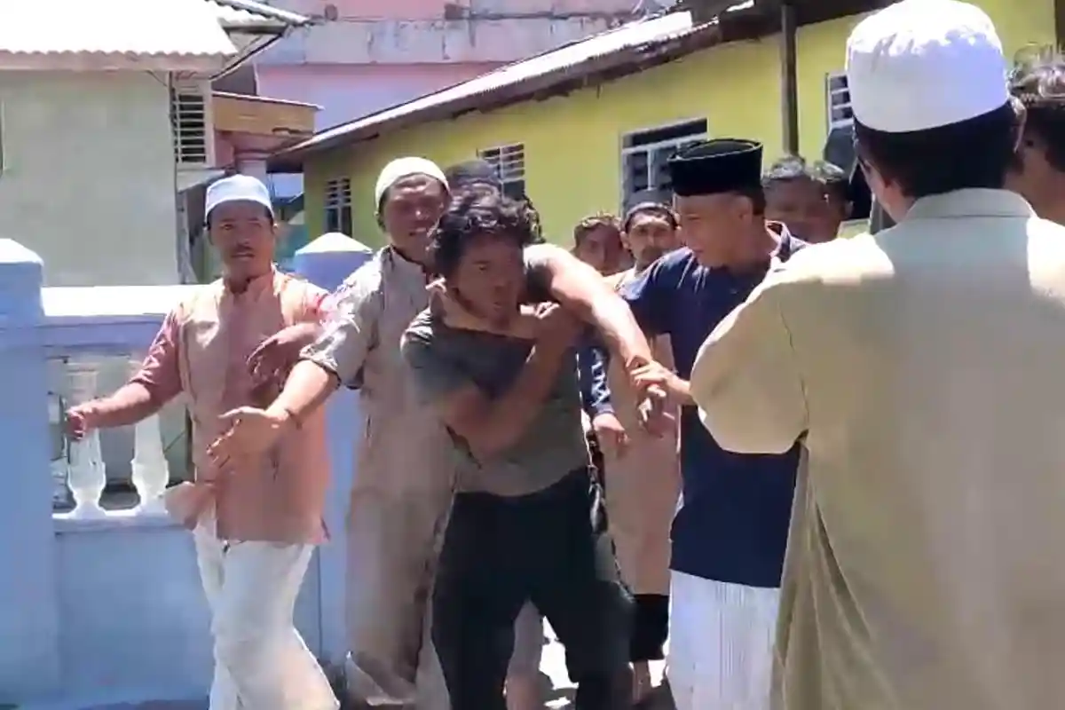 BREAKING NEWS: Diduga Maling Kotak Amal, Pria di Ternate Maluku Utara Babak Belur Diamuk Warga