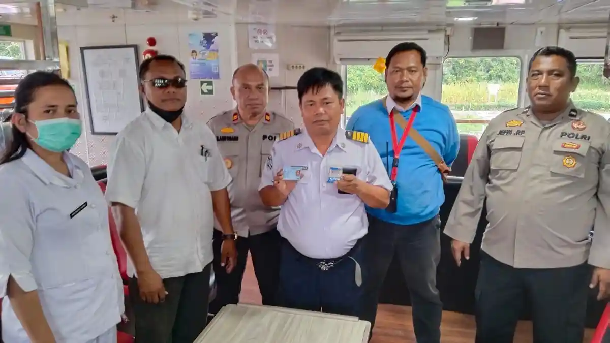Wujudkan Mudik Aman, Polres Toba Tes Urine Kapten Kapal, ABK Dan Supir Bus