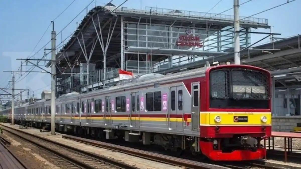 Perjalanan KRL Jatinegara - Manggarai Terganggu Akibat Pohon Tumbang