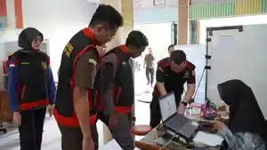 Tim-Penyidik-Kejari-Muba-saat-melakukan-penggeledahan-dan-penyitaan-dokumen-di-kantor-PT-Pancaroba.jpg