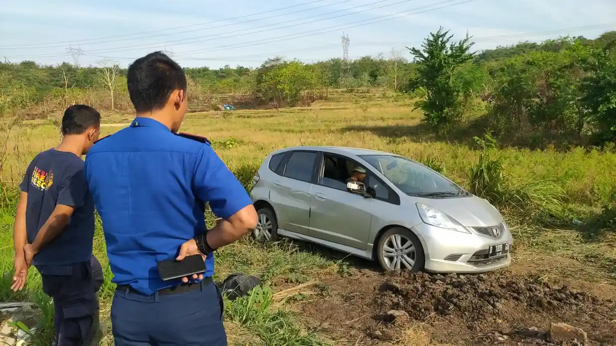 Mobil Terguling & Masuk Parit di Majalengka, Pasutri Asal Bandung Luka-luka, Semula Dikejar 2 Pemuda
