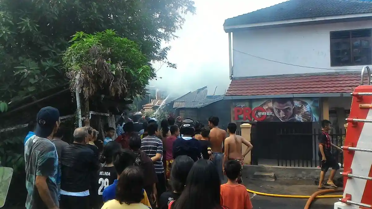 BREAKING NEWS - Kebakaran Terjadi di Lingkungan I Titiwungen Selatan