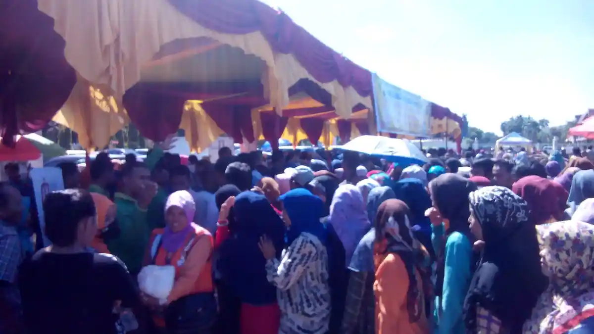 Ada Pasar Murah, Ratusan Masyarakat Serbu Kantor Gubernur Riau