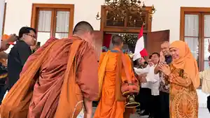 Gubernur-Jawa-Timur-Khofifah-Indar-Parawansa-menyambut-58-Bhikkhu.jpg