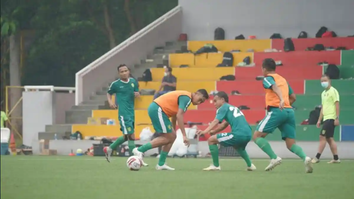Aji Santoso Sebut Kemungkinan Besar Arif Satria Diturunkan dalam Laga Ketiga Grup C Hadapi Persela