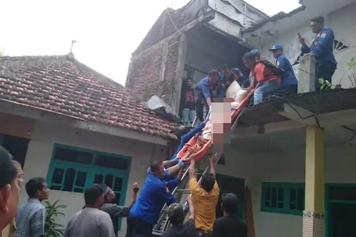 Damkar Tulungagung Evakuasi Jenazah Warga Desa Moyoketen Yang Meninggal Dunia di Lantai 2 Rumahnya