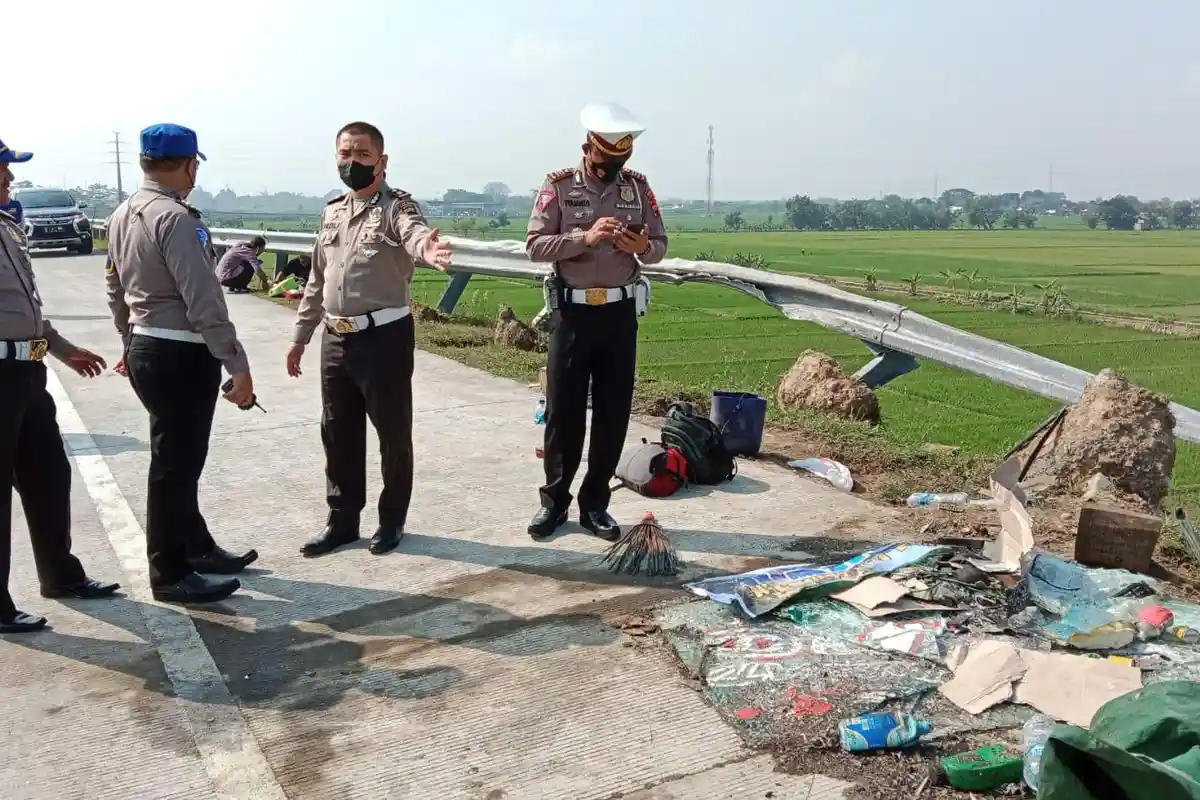 Kecelakaan Beruntun Libatkan Truk, Bus dan Innova di Karanganyar, 1 Orang Meninggal, 12 Luka-luka