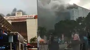 gedung-niaga-jiexpo-kemayoran-terbakar-sejumlah-orang-terjebak-di-atap_20180605_191313.jpg