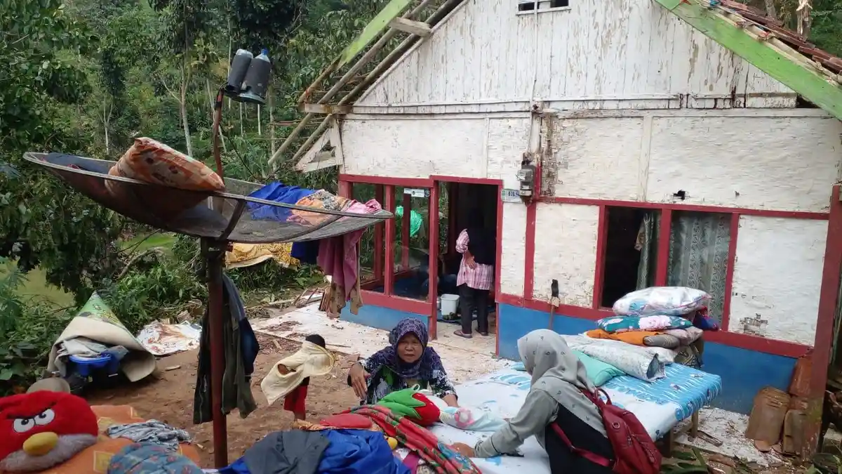 Baru Saja Mak Esim Selesai Makan Bakso, Rumahnya di Ciamis Diterjang Angin Puting Beliung