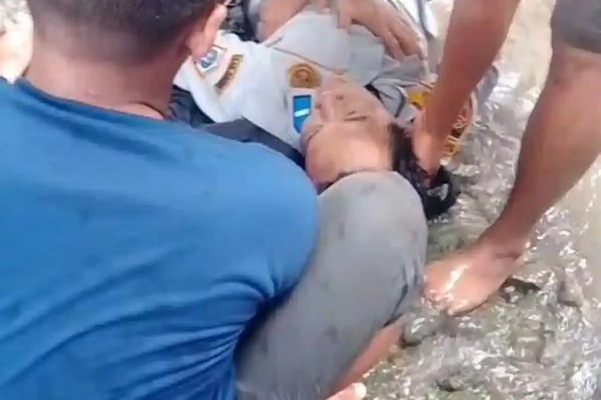 Kondisi Terkini Petugas Dishub Gresik Terseret Banjir Kali Lamong di Gresik