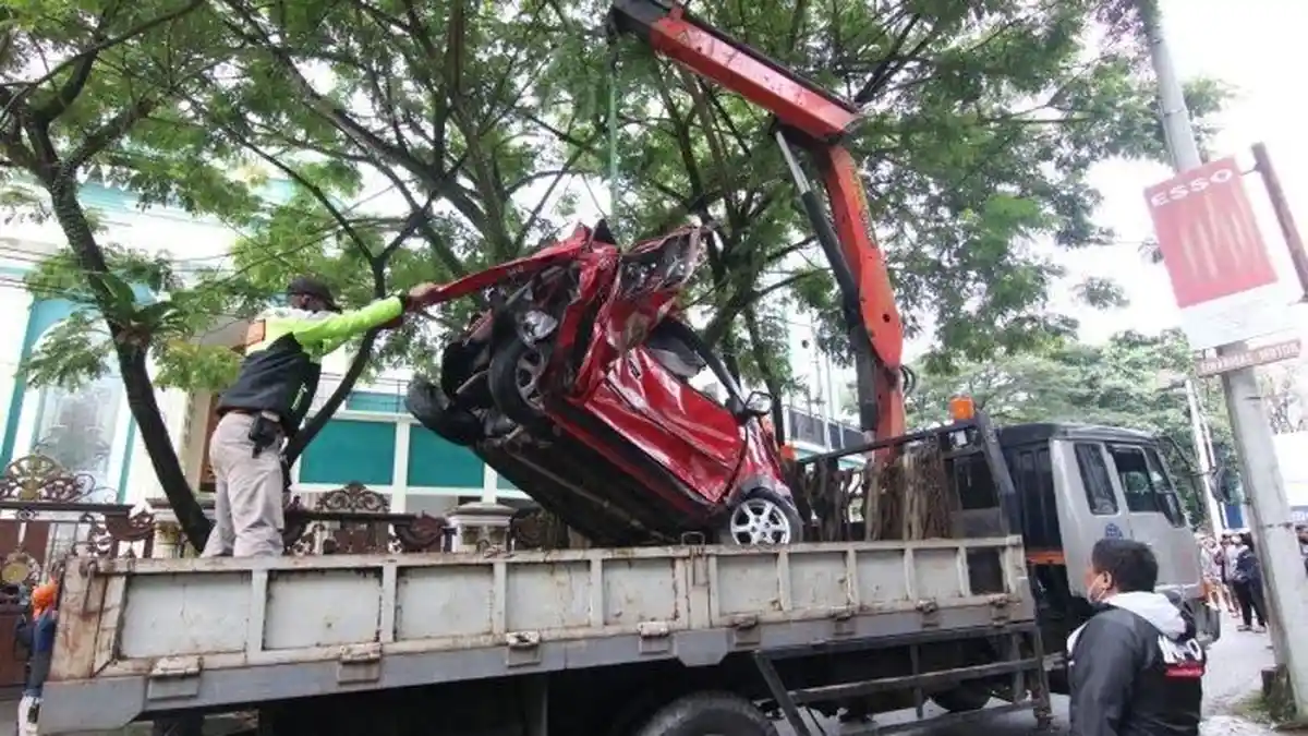 Inilah Penampakan Mobil dan Motor yang Dihantam Truk Rem Blong di Balikpapan