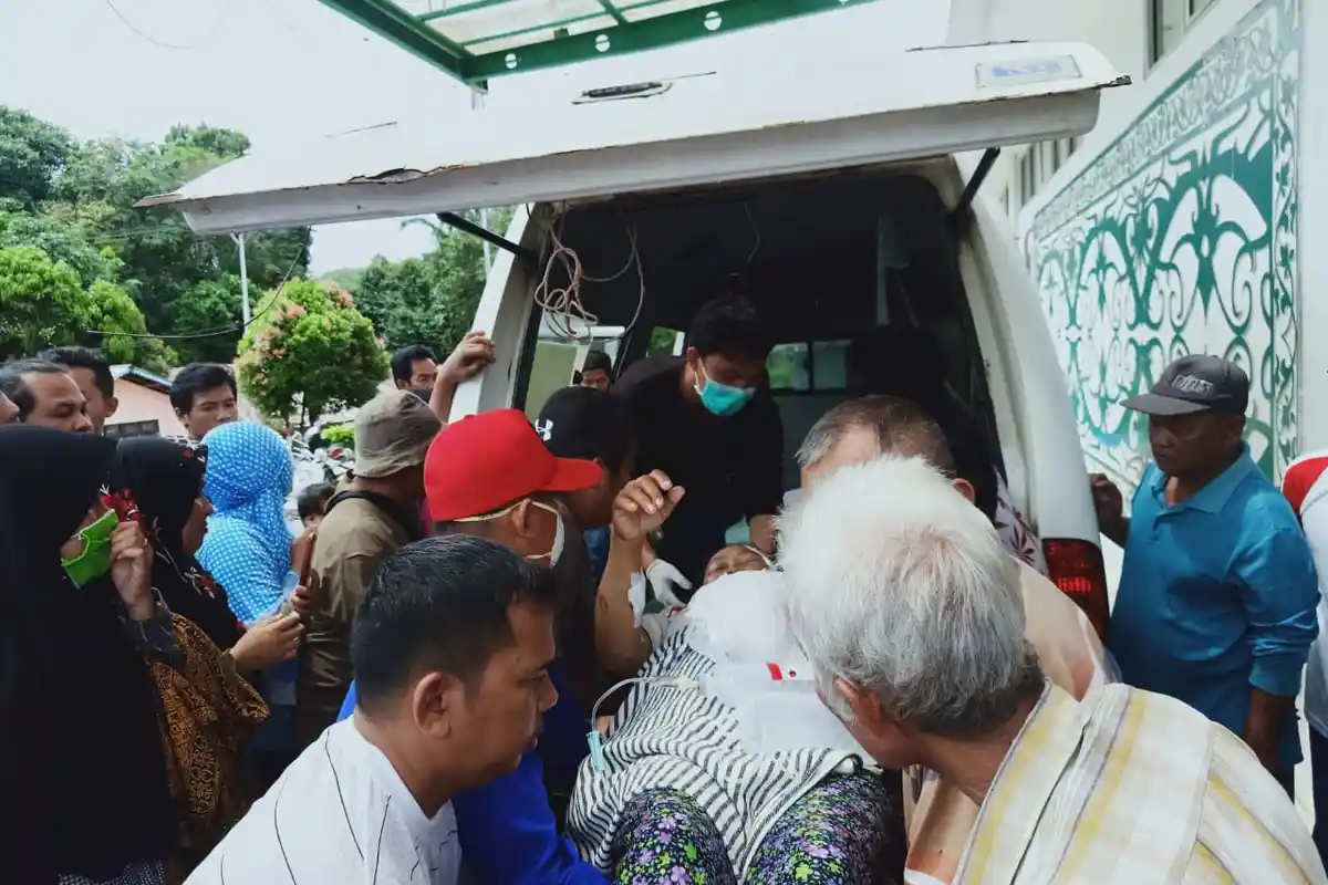 BREAKING NEWS - Pedagang Ayam Dilarikan ke Puskesmas Usai 3 Kali Dibacok Orang Diduga Gila dan Mabuk