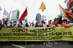 aksi-unjuk-rasa-di-depan-gedung-kementerian-ketenagakerjaan.jpg
