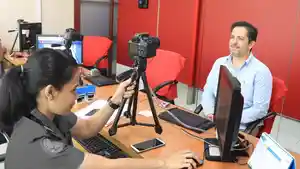 Salah-seorang-warga-negara-asing-WNA-sedang-melakukan-pengurusan-administrasi-keimigrasian.jpg