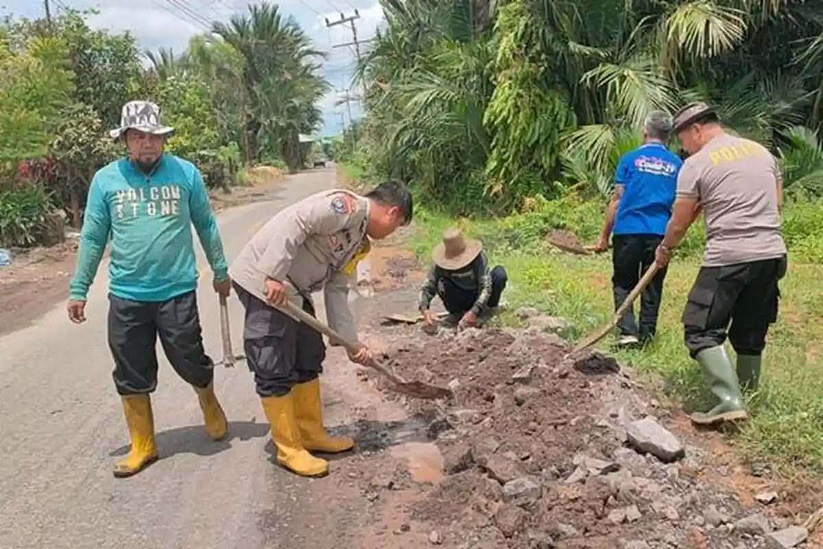 Berlubang Akibat Tergenang, Kapolsek CLS Tapin Turun Perbaiki Jalan di Desa Pabaungan Hulu