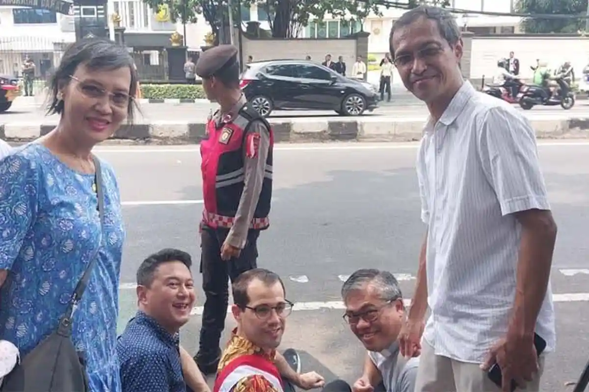 Sambut Kedatangan Paus di Kantor Kedubes Vatikan, Warga Pulo Mas Ajak Istri dan Kawan dari Spanyol