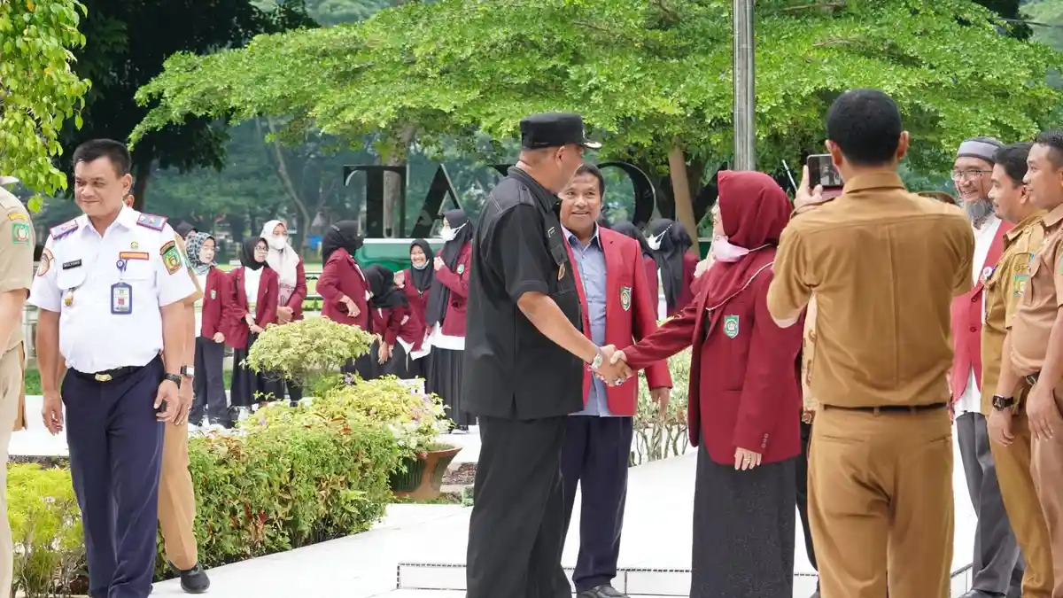 Plt Bupati Syah Afandin Lepas 210 Mahasiswa UISU untuk KKN di Langkat, Ini Harapannya 