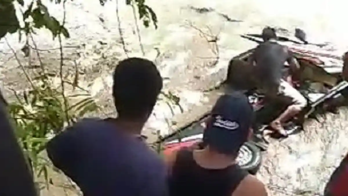 BREAKING NEWS: Mobil Hanyut Terseret Arus Sungai di Sumarrang Polman