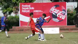Duel-sengit-perebutan-bola-antarpemain-Festival-Sepak-Bola-Rakyat-2026.jpg
