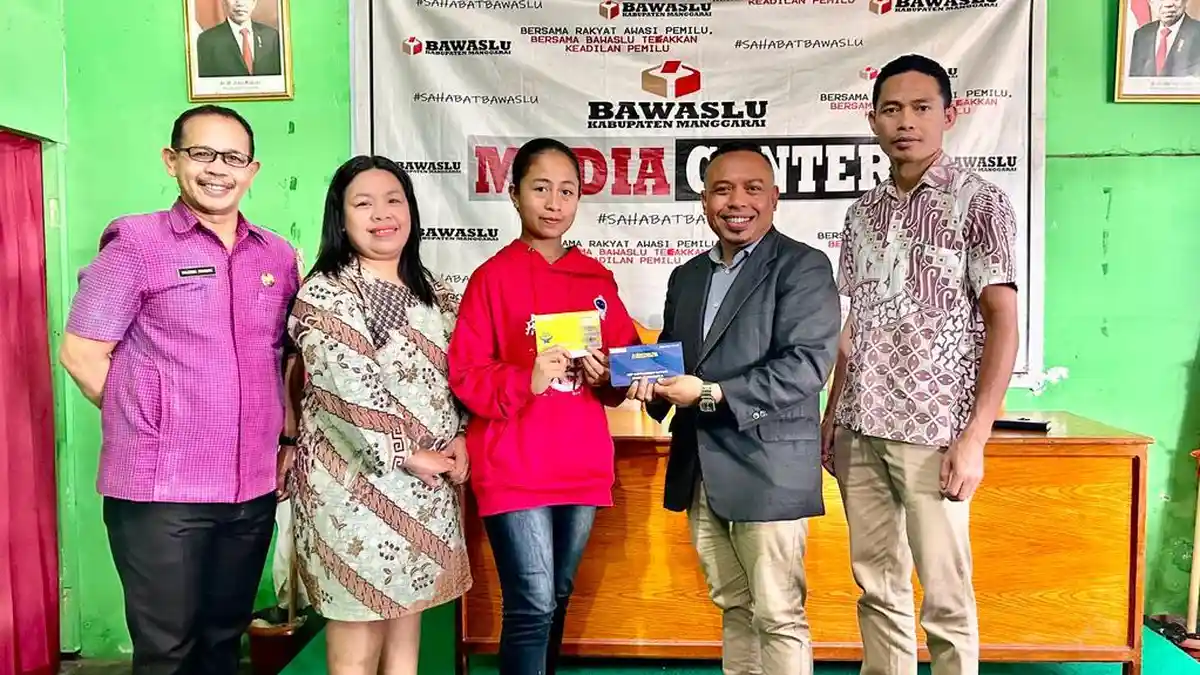 Bawaslu Manggarai Beri Santunan Pendidikan Anak Yatim Piatu Asal Bealaing